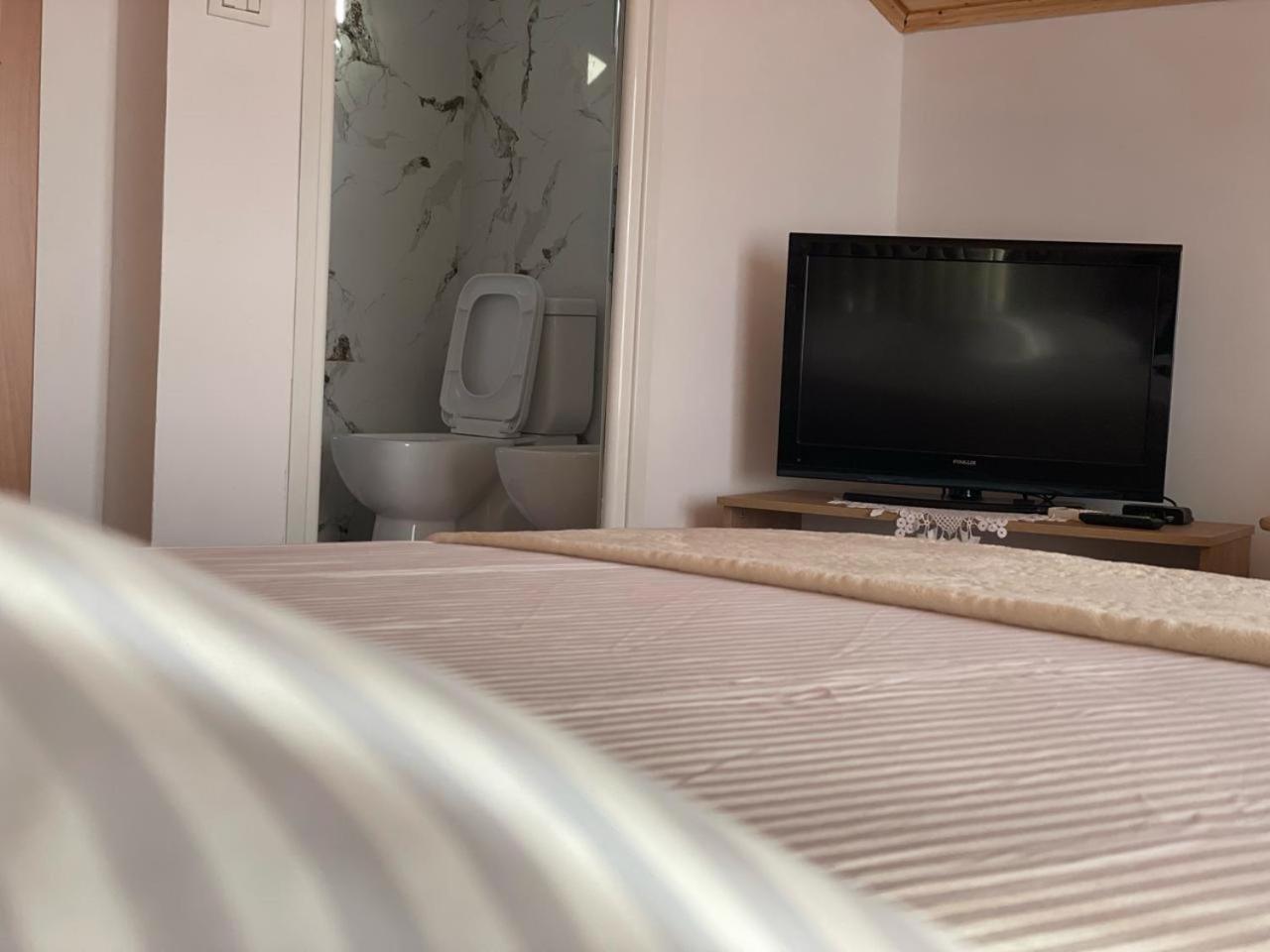 Guesthouse & Hospitality เบราท ภายนอก รูปภาพ